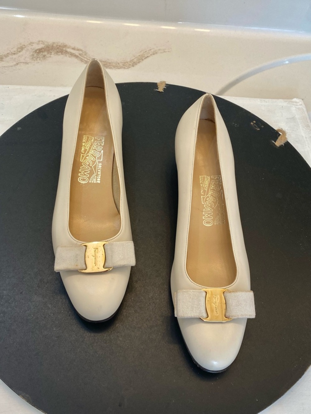 Salvatore FERRAGAMO Vera Pump Size 7.5 great condition clean interior